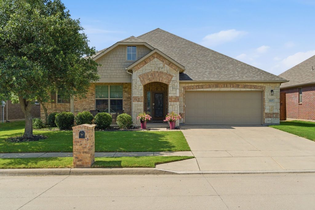 1237 Mesa Crest Drive, Fort Worth, TX 76052