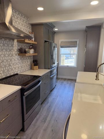 164 Stratford Lane, Rochester Hills, MI 48309