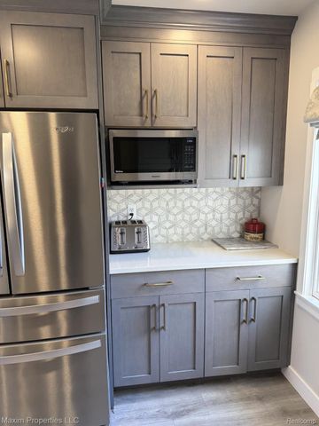 164 Stratford Lane, Rochester Hills, MI 48309