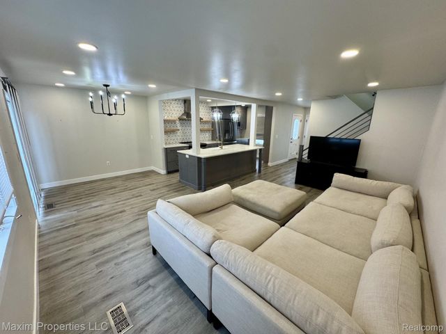 164 Stratford Lane, Rochester Hills, MI 48309