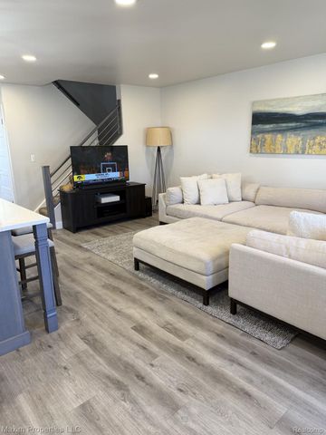 164 Stratford Lane, Rochester Hills, MI 48309