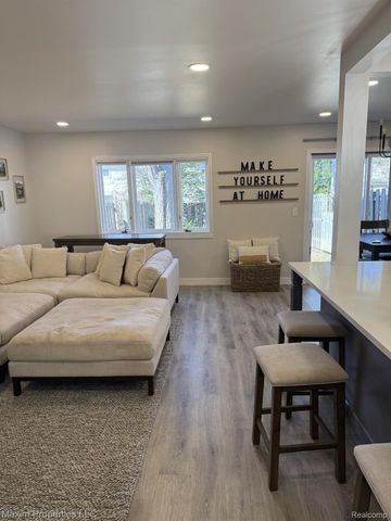 164 Stratford Lane, Rochester Hills, MI 48309