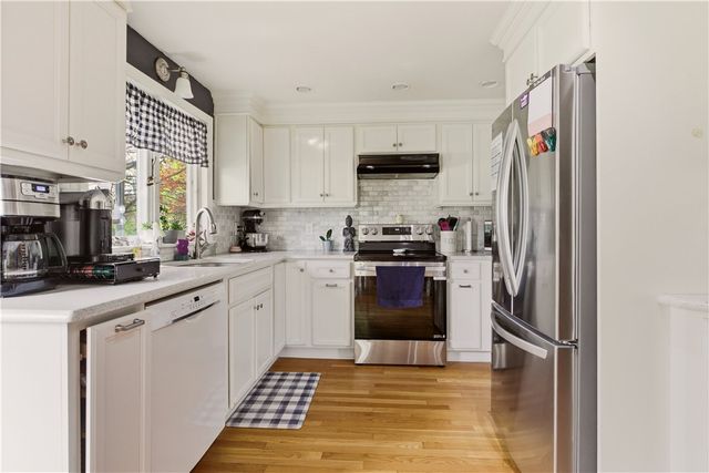 24 Harbor View Road, Portsmouth, RI 02871