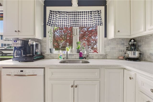 24 Harbor View Road, Portsmouth, RI 02871