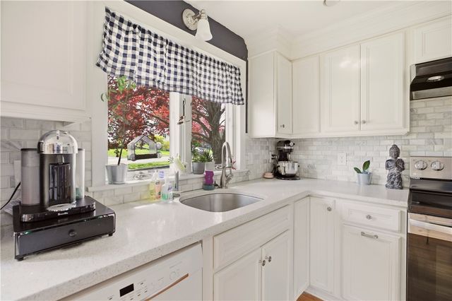 24 Harbor View Road, Portsmouth, RI 02871