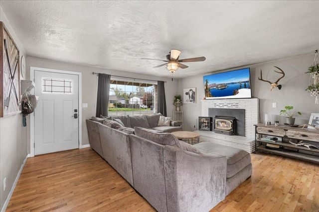 2480 Thorn Oak Drive, Medford, OR 97501