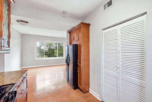 2121 N Saint Louis Avenue 3S, Chicago, IL 60647