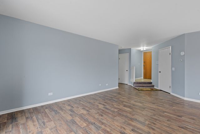 1535 RAYMOND Drive 202, Naperville, IL 60563