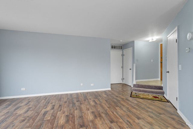 1535 RAYMOND Drive 202, Naperville, IL 60563