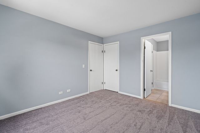 1535 RAYMOND Drive 202, Naperville, IL 60563