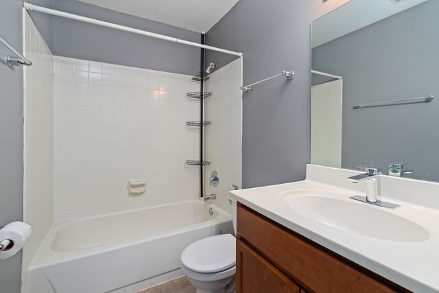 1535 RAYMOND Drive 202, Naperville, IL 60563