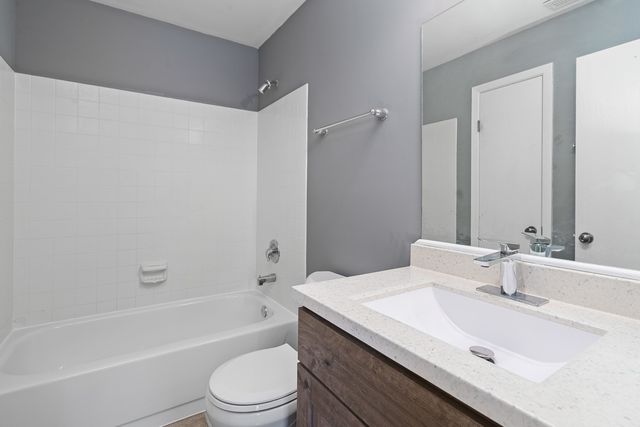 1535 RAYMOND Drive 202, Naperville, IL 60563