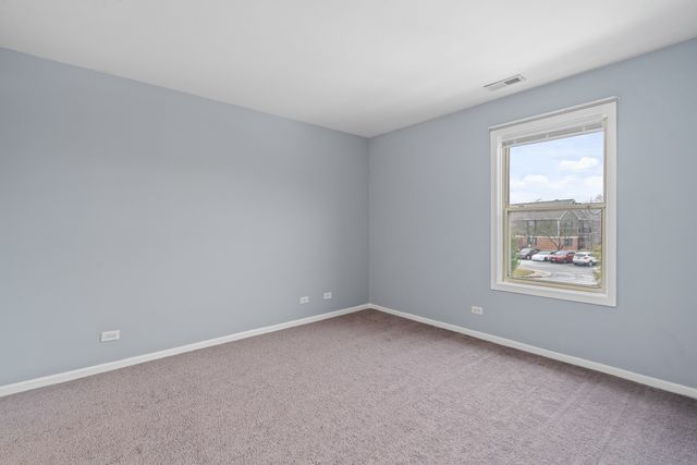 1535 RAYMOND Drive 202, Naperville, IL 60563