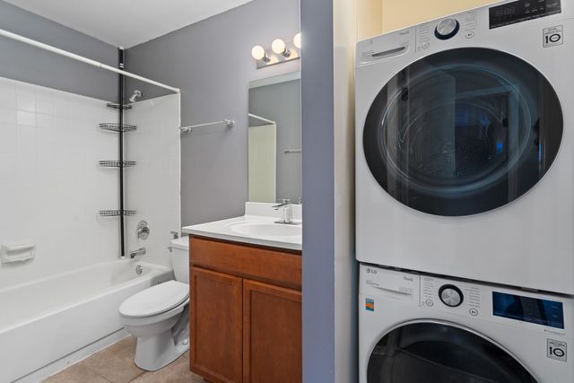 1535 RAYMOND Drive 202, Naperville, IL 60563