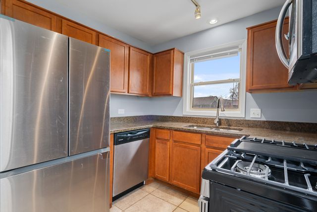 1535 RAYMOND Drive 202, Naperville, IL 60563