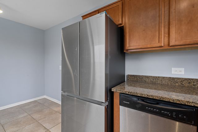 1535 RAYMOND Drive 202, Naperville, IL 60563