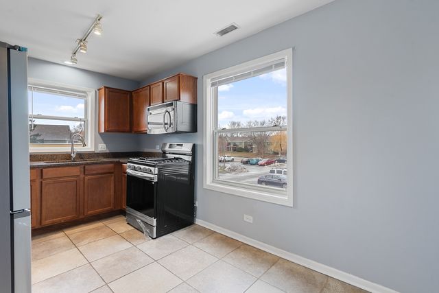 1535 RAYMOND Drive 202, Naperville, IL 60563