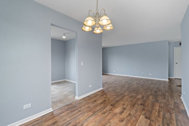 1535 RAYMOND Drive 202, Naperville, IL 60563