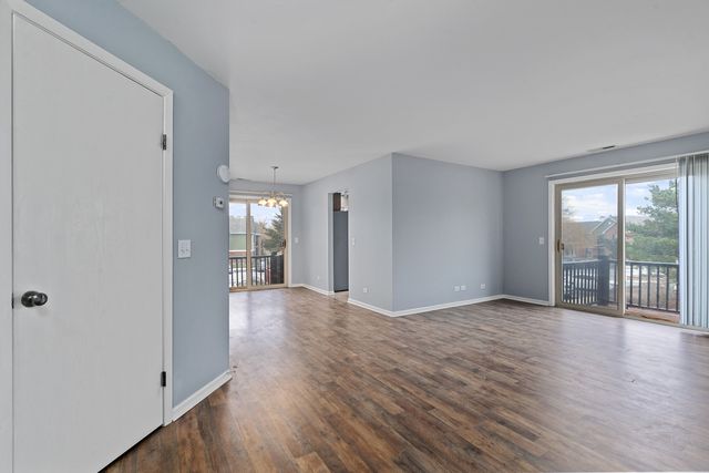 1535 RAYMOND Drive 202, Naperville, IL 60563