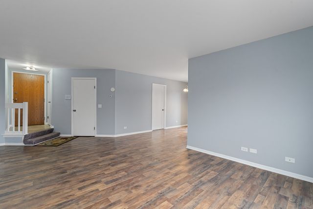 1535 RAYMOND Drive 202, Naperville, IL 60563