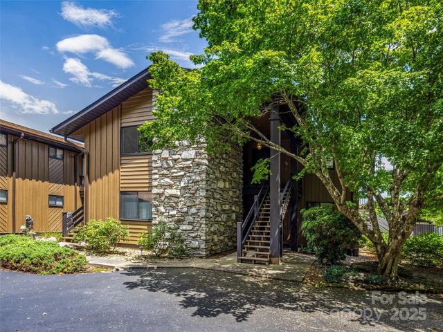 128 Country Ridge Road, Hendersonville, NC 28739