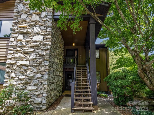 128 Country Ridge Road, Hendersonville, NC 28739