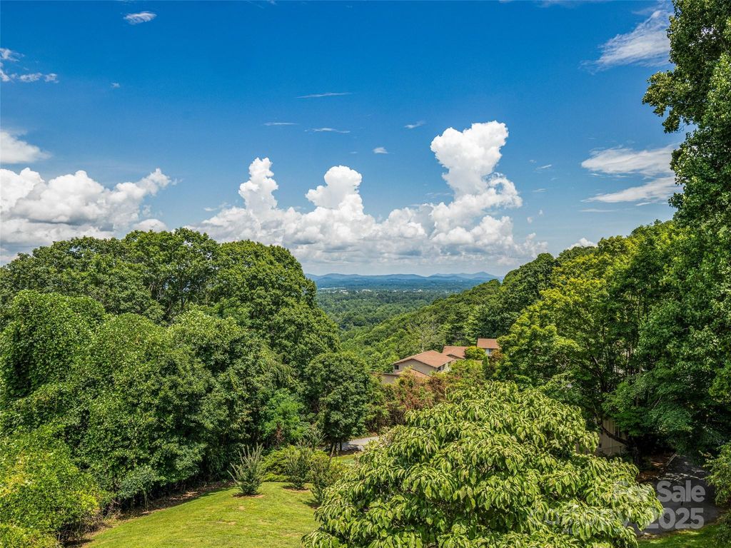 128 Country Ridge Road, Hendersonville, NC 28739