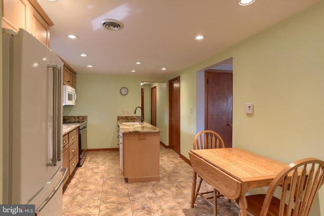 7041 TERRANN DR, Harrisburg, PA 17112