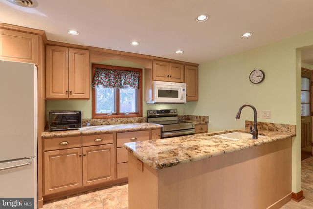 7041 TERRANN DR, Harrisburg, PA 17112