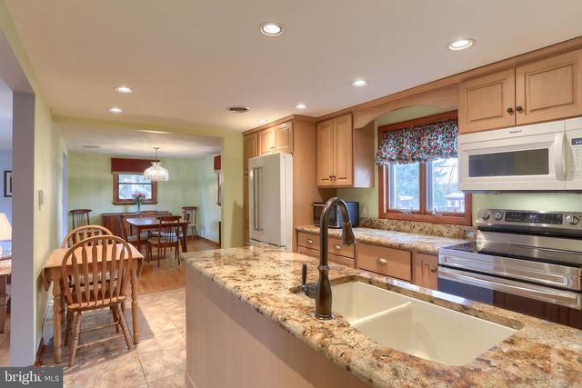 7041 TERRANN DR, Harrisburg, PA 17112