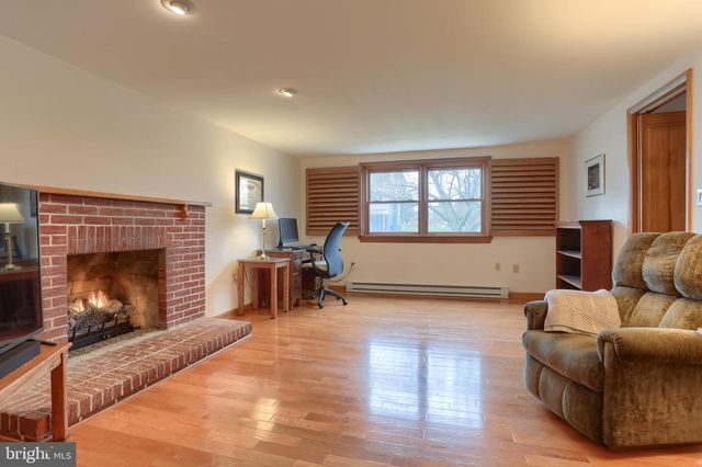 7041 TERRANN DR, Harrisburg, PA 17112