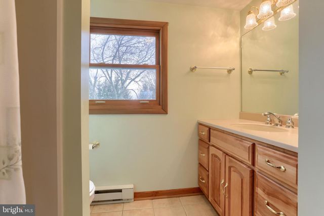 7041 TERRANN DR, Harrisburg, PA 17112