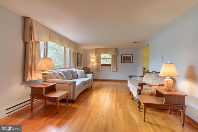 7041 TERRANN DR, Harrisburg, PA 17112