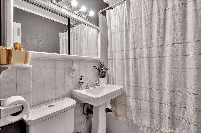 6514 Coldwater Canyon, Valley Village, CA 91606