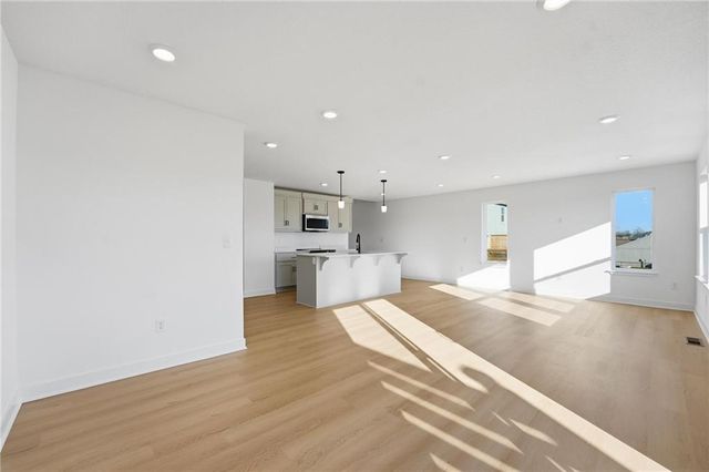 19719 W 195th Place, Spring Hill, KS 66083