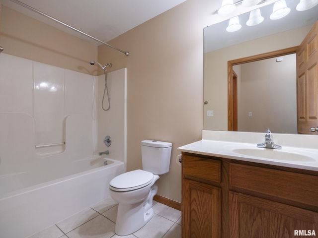 3444 W DORCHESTER Ridge D, Peoria, IL 61604