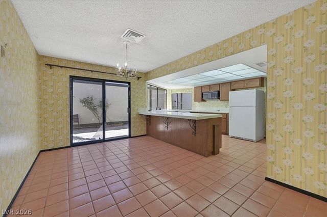 2200 Plaza Del Robles, Las Vegas, NV 89102