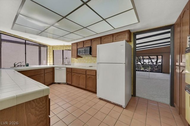 2200 Plaza Del Robles, Las Vegas, NV 89102