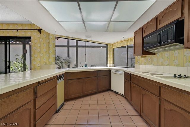 2200 Plaza Del Robles, Las Vegas, NV 89102