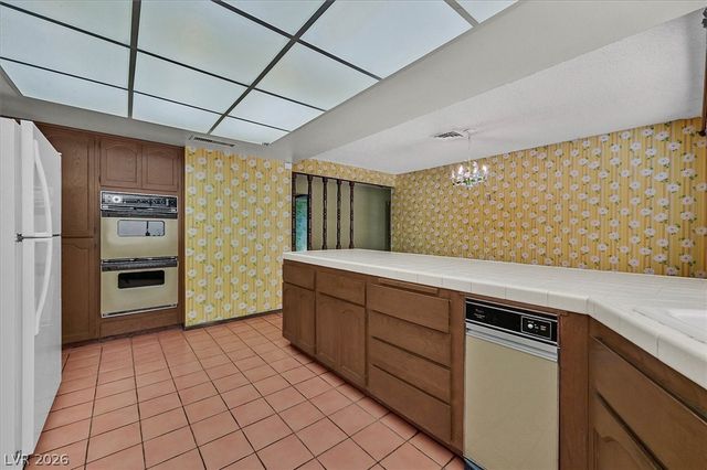 2200 Plaza Del Robles, Las Vegas, NV 89102