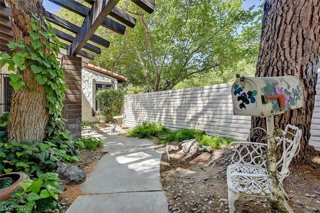 2200 Plaza Del Robles, Las Vegas, NV 89102