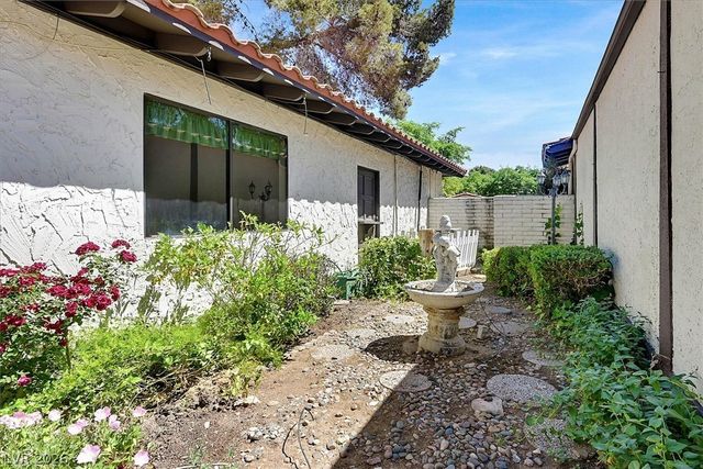 2200 Plaza Del Robles, Las Vegas, NV 89102