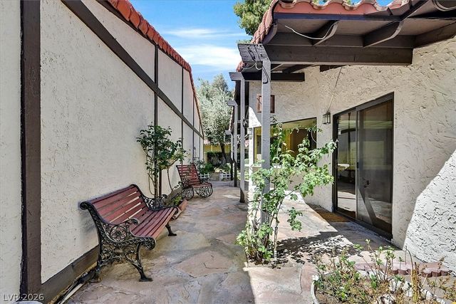 2200 Plaza Del Robles, Las Vegas, NV 89102