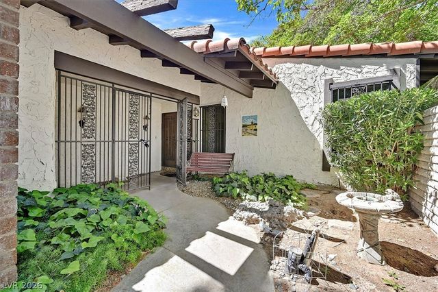 2200 Plaza Del Robles, Las Vegas, NV 89102