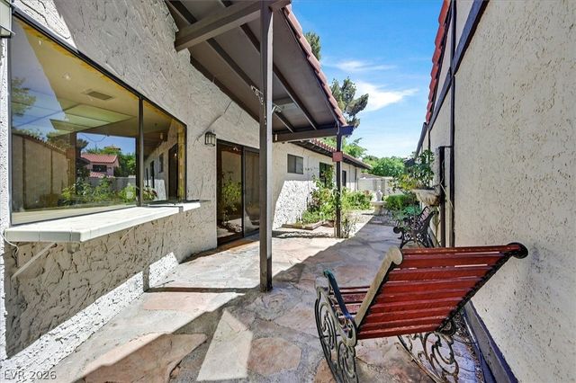 2200 Plaza Del Robles, Las Vegas, NV 89102