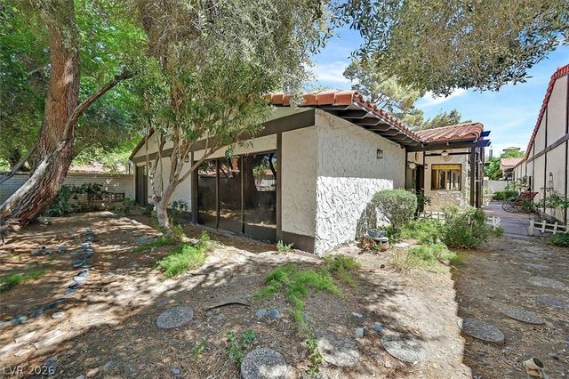 2200 Plaza Del Robles, Las Vegas, NV 89102