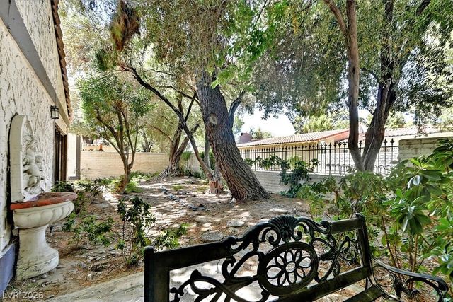 2200 Plaza Del Robles, Las Vegas, NV 89102