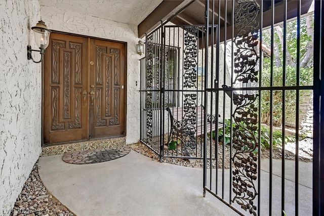 2200 Plaza Del Robles, Las Vegas, NV 89102