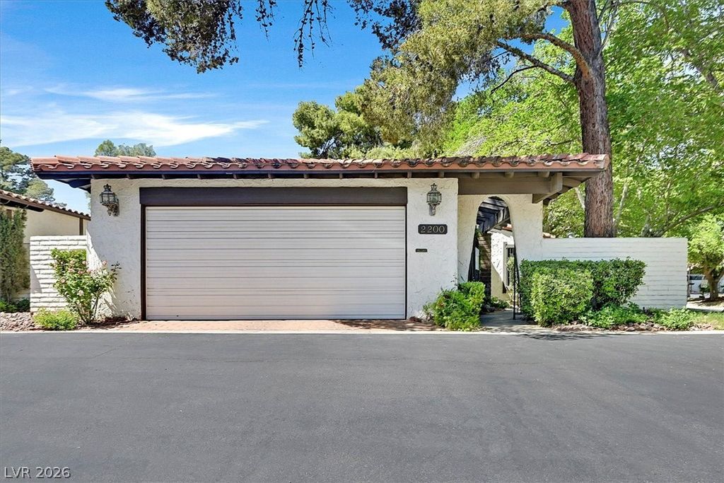 2200 Plaza Del Robles, Las Vegas, NV 89102