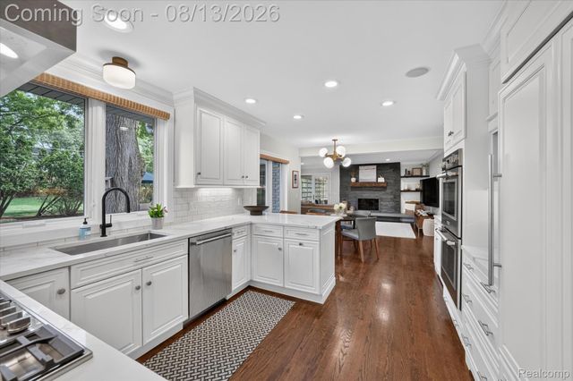 32240 Robinhood Drive, Beverly Hills Village, MI 48025